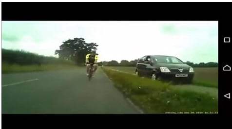 A bicikliúton előzött a megvadult autós, mert a biciklisek az úton tekertek – videó