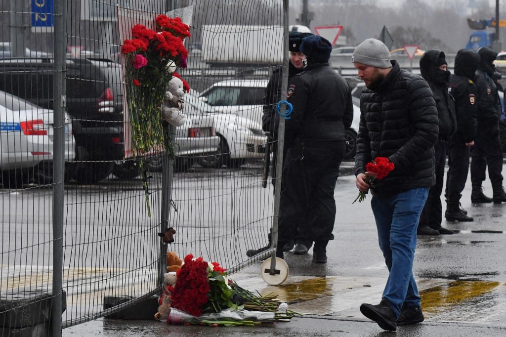 Ukrajnára kenné a Kreml a pénteki moszkvai terrortámadást, miközben az egész országban szinte megállt az élet