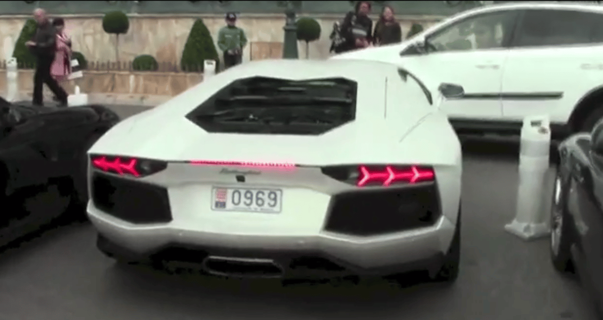 Parkolni egy Lamborghinivel sem egyszerű - videó
