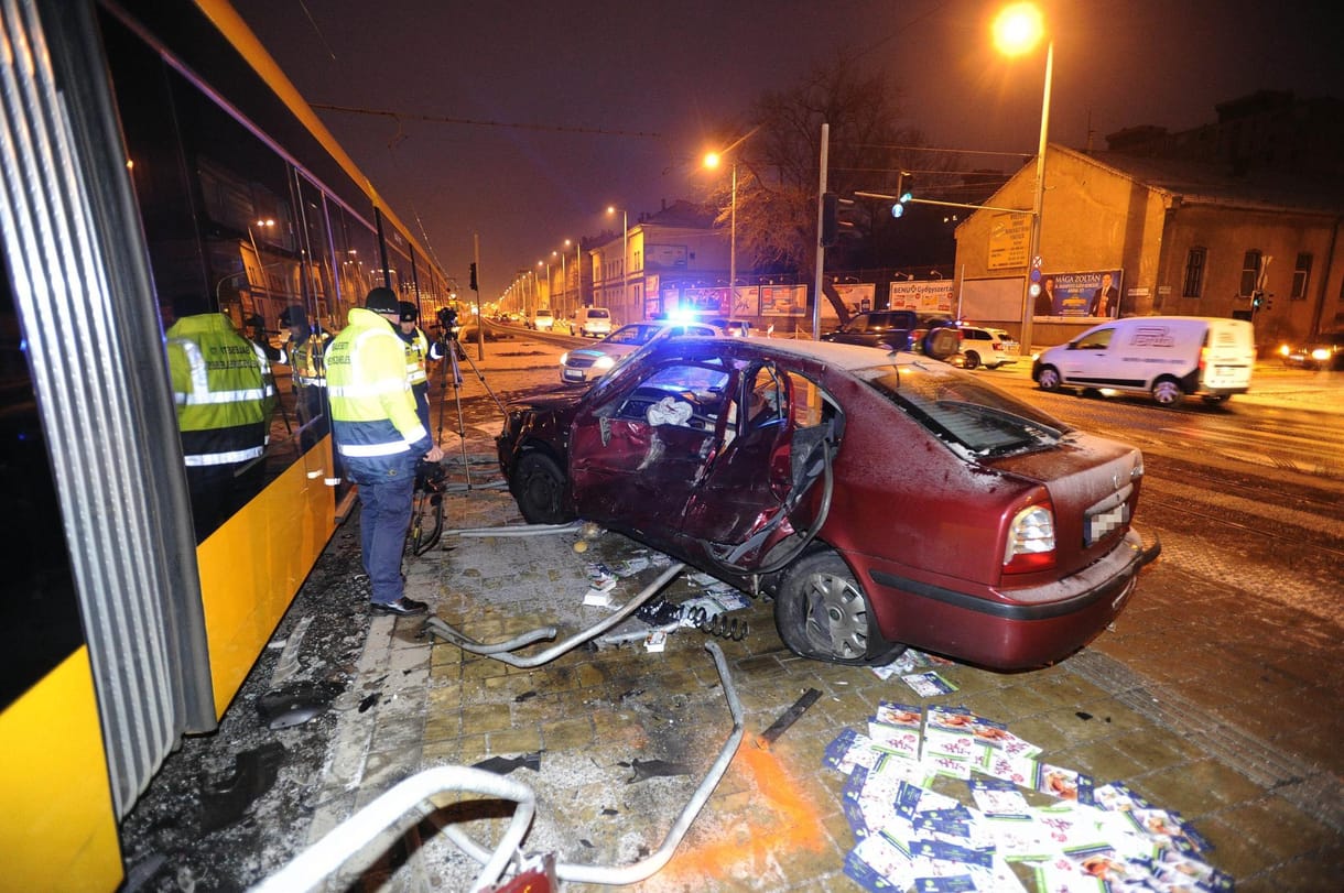 Fotók: A villamos peronján állt meg hajnalban az 1-es villamossal ütköző autó