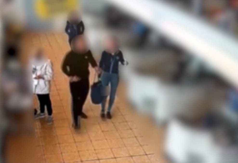 Alkoholt akart lopni egy boltból, az eladók és egy vásárló eredt a nyomába