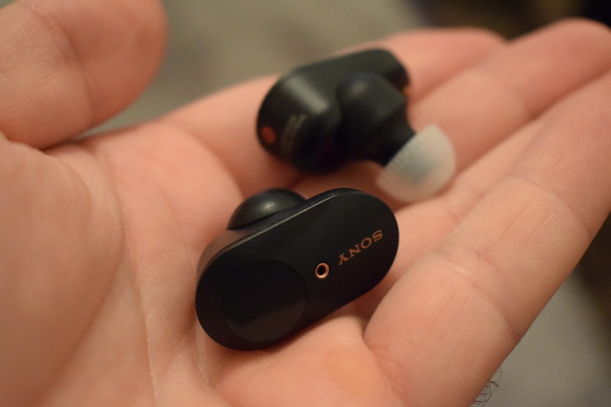 A Sony új fülese pótolja az AirPods egyik nagy hiányosságát