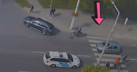 A rendőrök szeme láttára hajtott át a gyalogosokkal teli zebrán a friss jogsis – videó