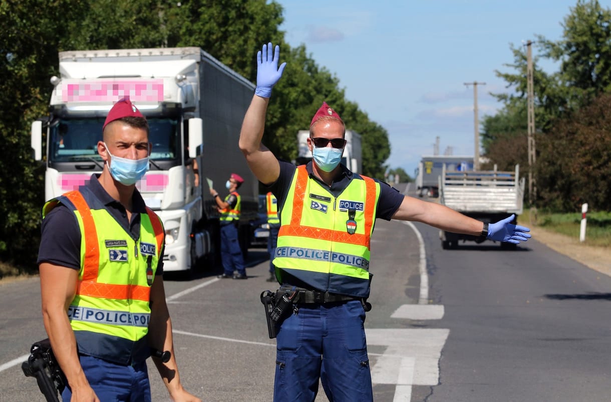 Majdnem gázolt az embercsempész, rálőttek a magyar rendőrök