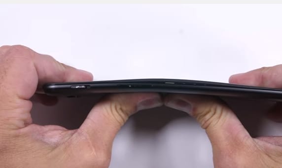 Épp hogy csak megjelent a OnePlus 5, máris égették, karcolták, hajlították – videó