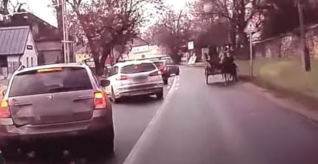 Szemben a forgalommal érkezett egy elszabadult lovasfogat Fóton – videó