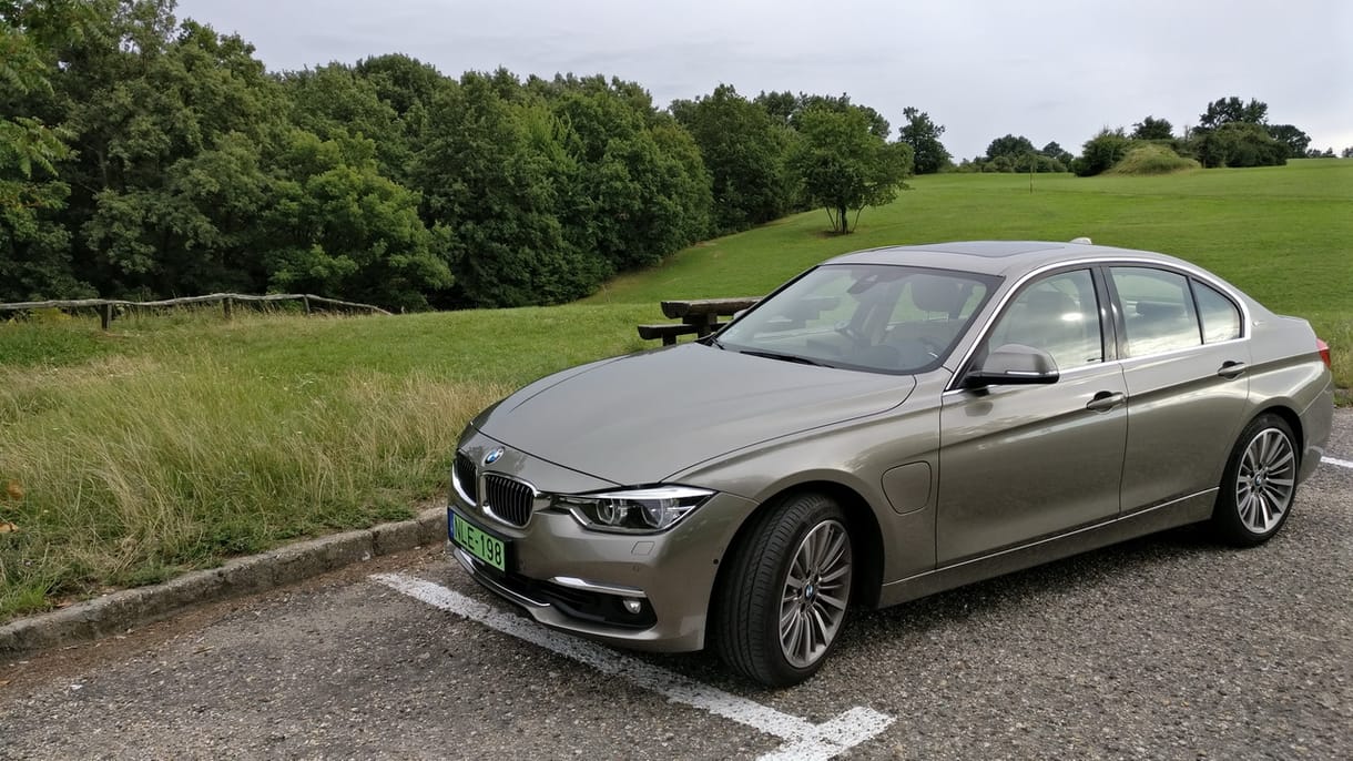 BMW 330e-teszt: hibrid élménygenerátor