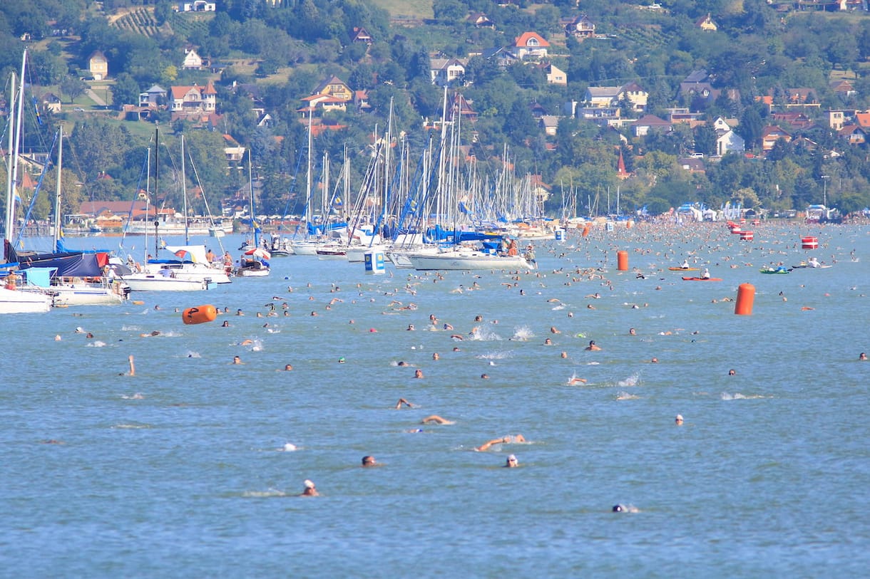 84 éves férfi is indult a Balaton-átúszáson
