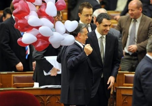 Fűtött alagúton menekülhet Orbán ma este