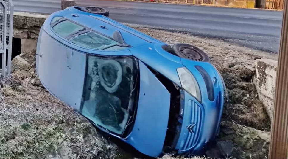 Jeges szélvédője miatt szinte vakon hajtott árokba egy autós