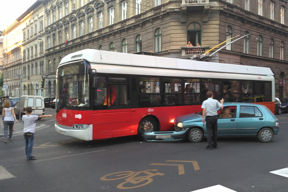 Csúnyán elkapta a trolit ez az autós