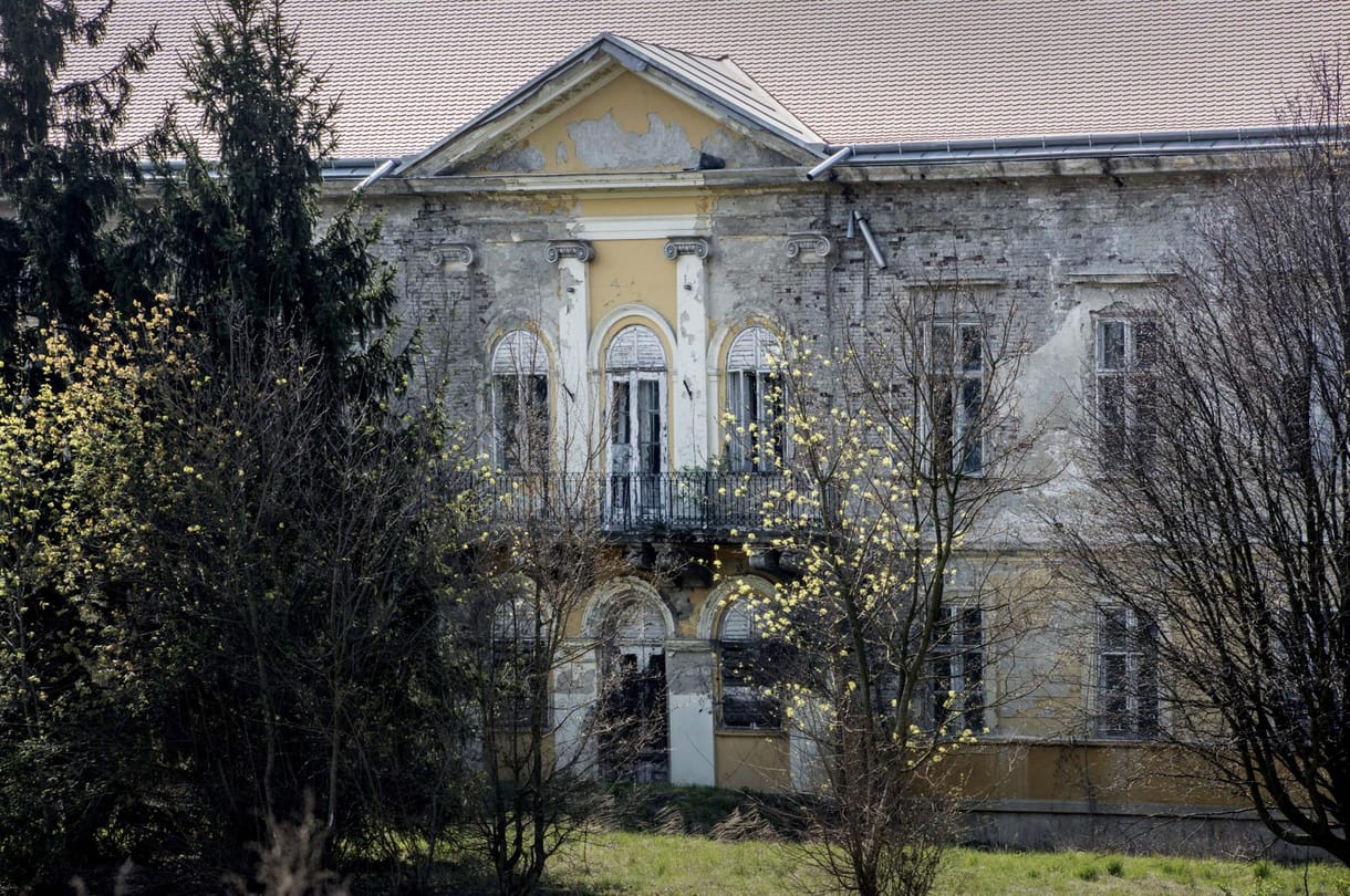 Kormánybarát kastélybirtokosok egymás közt: L. Simonék összehangolnak 