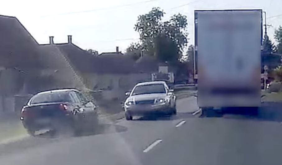 A szembesáv padkáján folytatta az előzést egy vakmerő autós, de így sem jött össze – videó