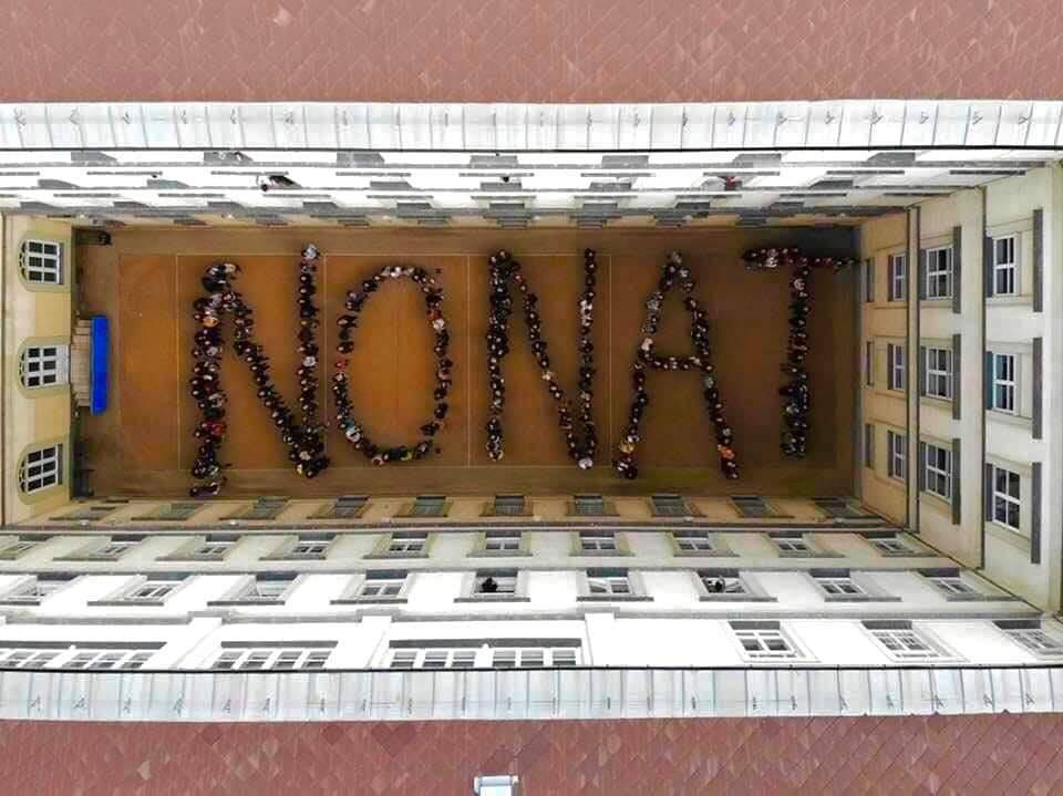 Az Eötvös József Gimnázium élőképpel tiltakozik a Nat bevezetése ellen