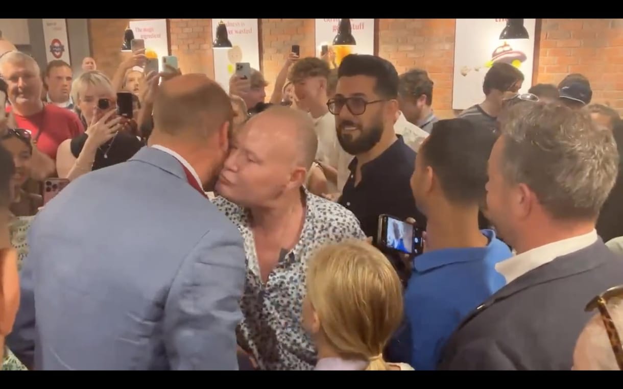 Paul Gascoigne nem tudott ellenállni, arcon csókolta Vilmos herceget egy szendvicsezőben – videó