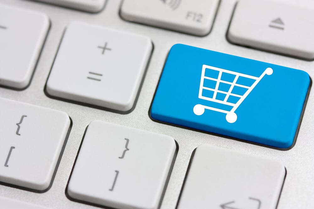 Egyre inkább online vásárolunk, de készpénzzel fizetünk