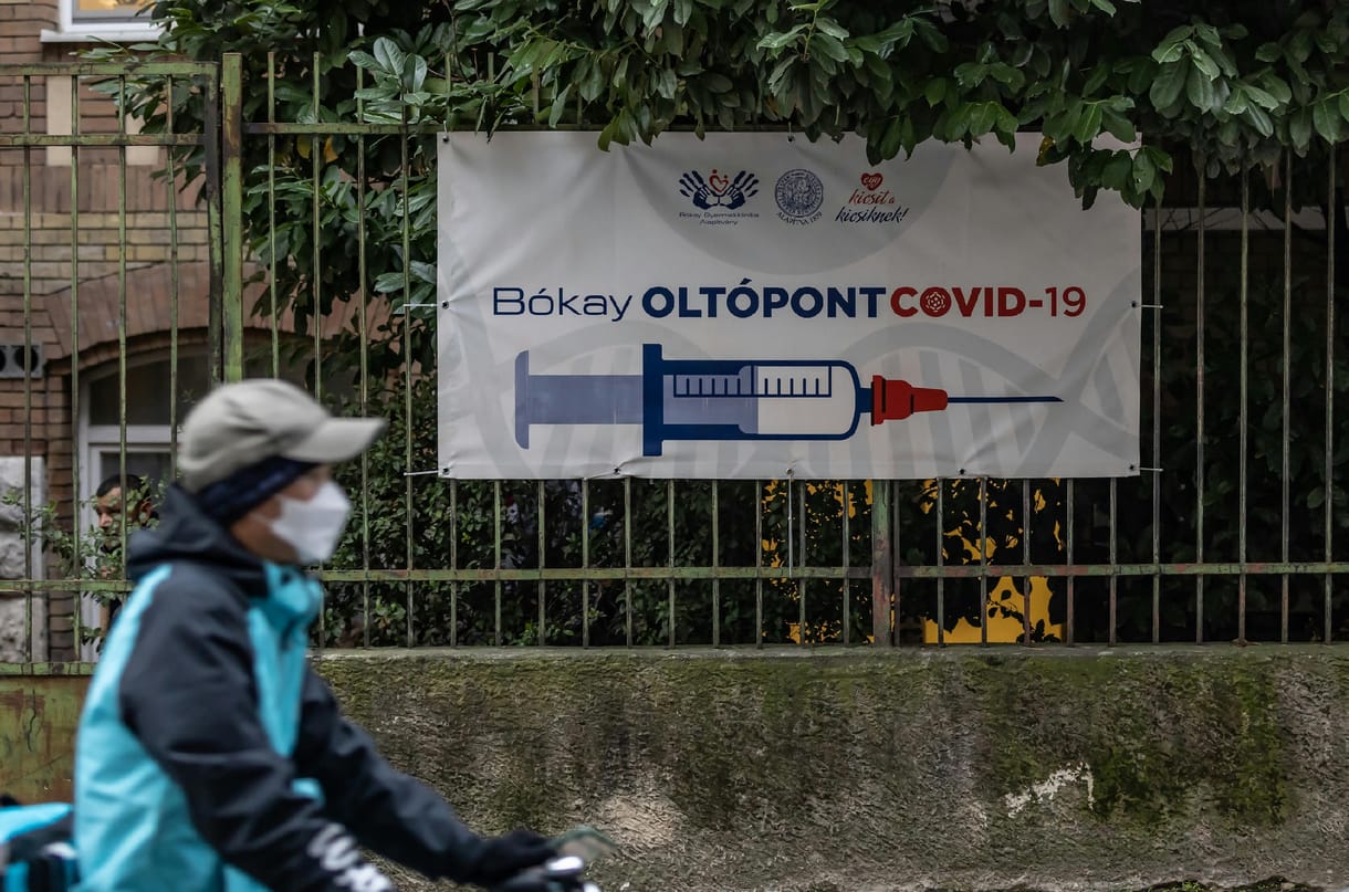 Ismét támad a Covid. Ha a magyar egészségügyi hatóságokon múlik, jó eséllyel nyerhet is