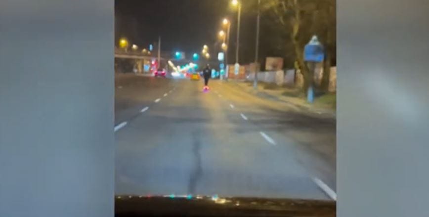 80 km/h-val száguldott egy rolleres az autósok előtt a Váci úton – videó