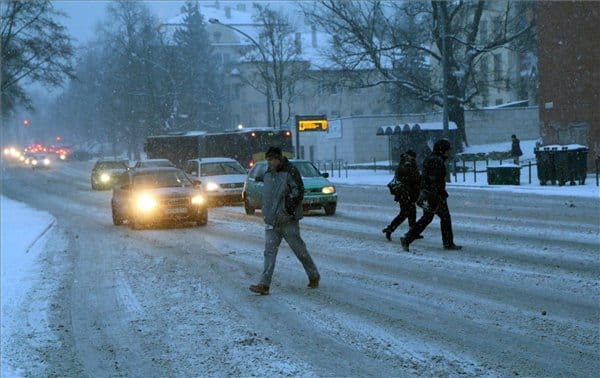 Dühös arcát mutatja a tél, káosz van az utakon