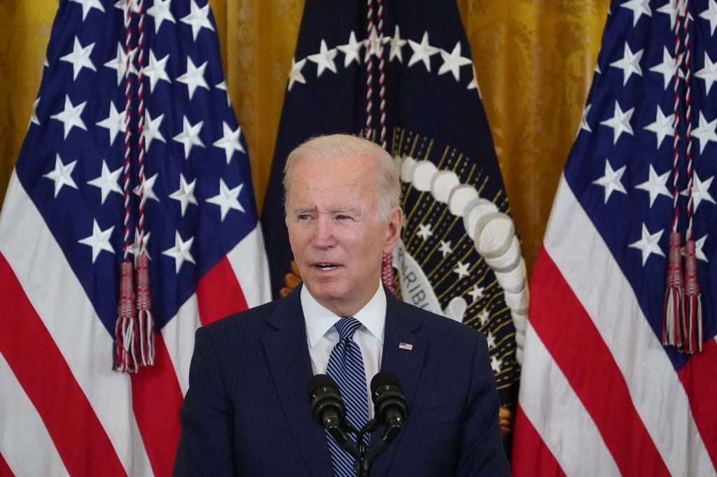 Ingyenes gyorstesztekkel és FFP2-es maszkokkal veszi fel a küzdelmet Biden az omikronnal