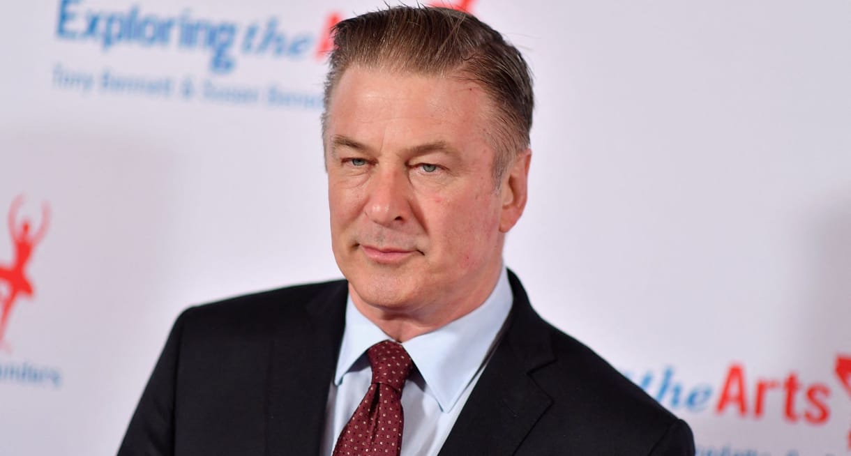 Beperelte Alec Baldwin a film stábját, amelynek a forgatásán lelőtte az operatőrt