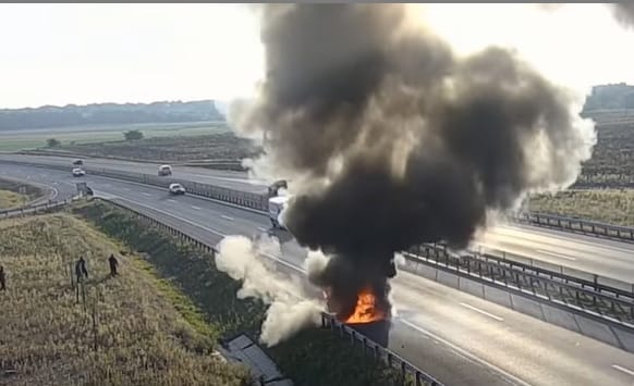 Néhány perc alatt égett porig egy terepjáró az M4-esen – videó