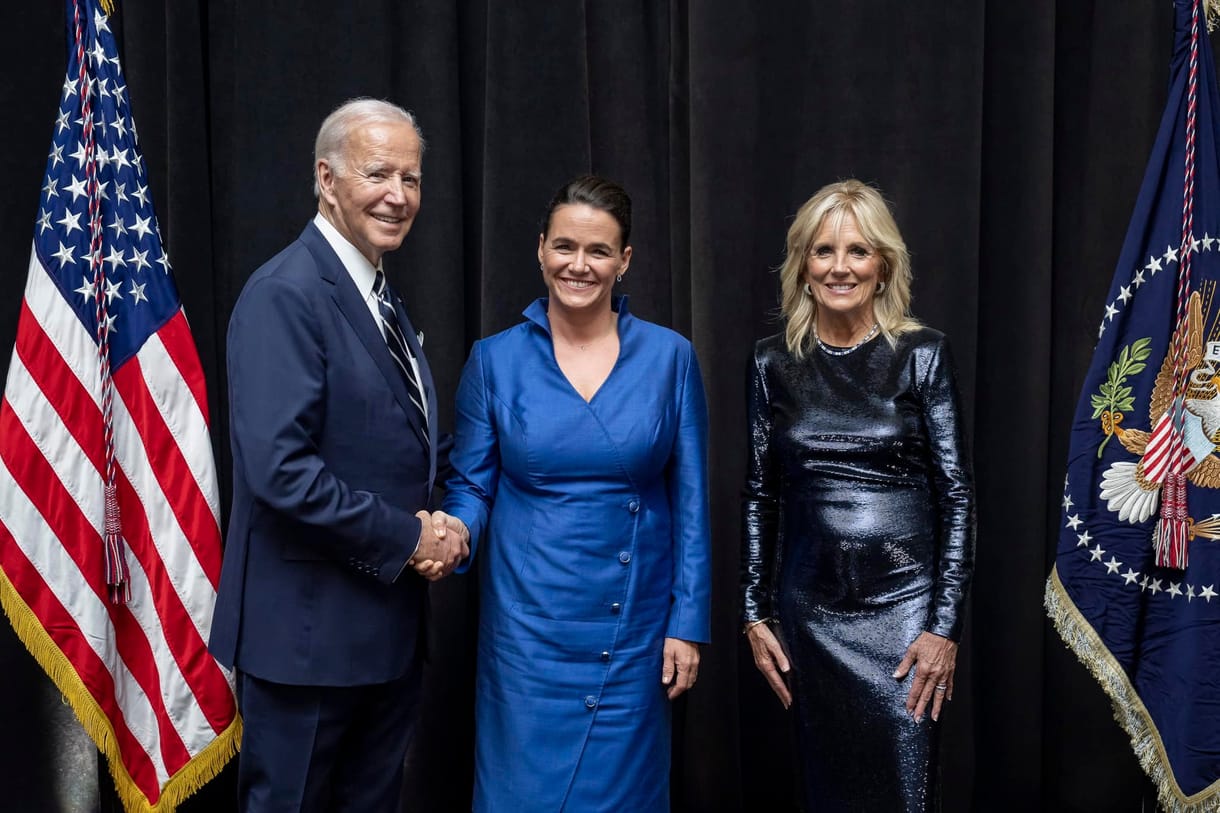 Joe Bidennel fényképezkedett Novák Katalin