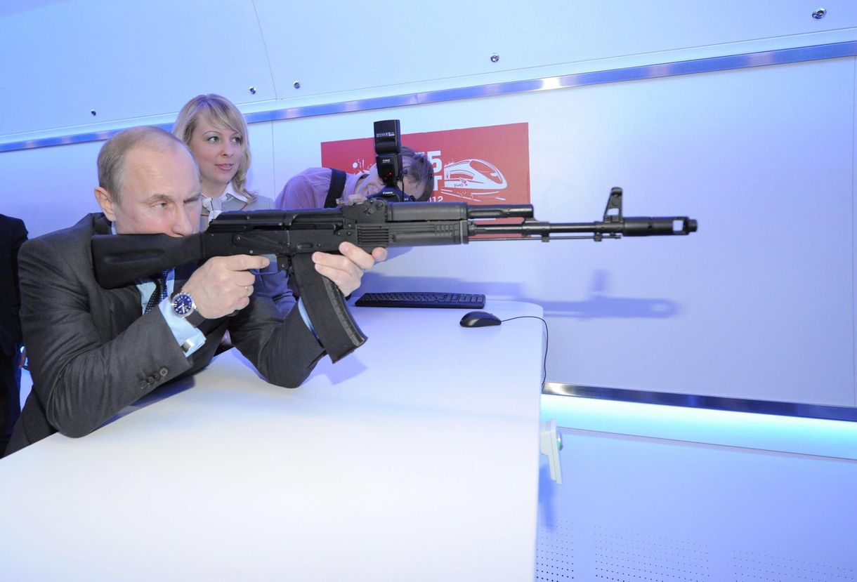 Putyin szerint olyan hatásos a Szputnyik V, mint egy Kalasnyikov