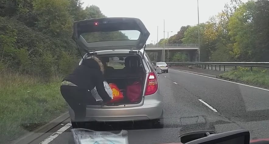 Megállt az autópályán a Mercedes sofőrje, hogy a csomagtartóból kivegyenek egy szatyrot