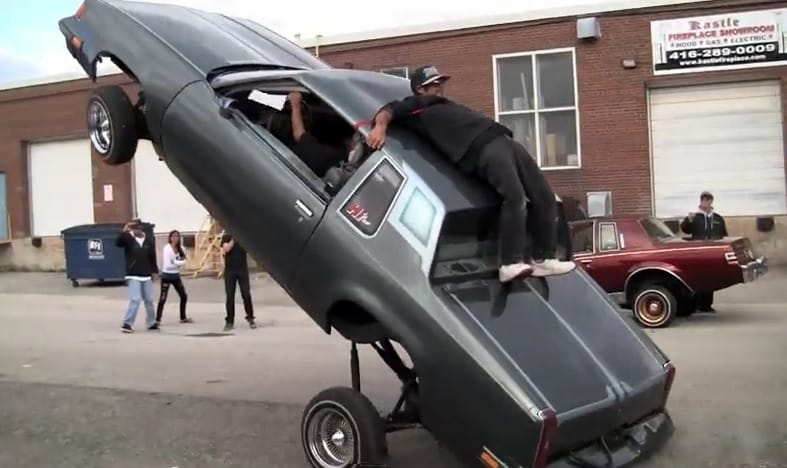 Videó: így kell meglovagolni egy tomboló autót