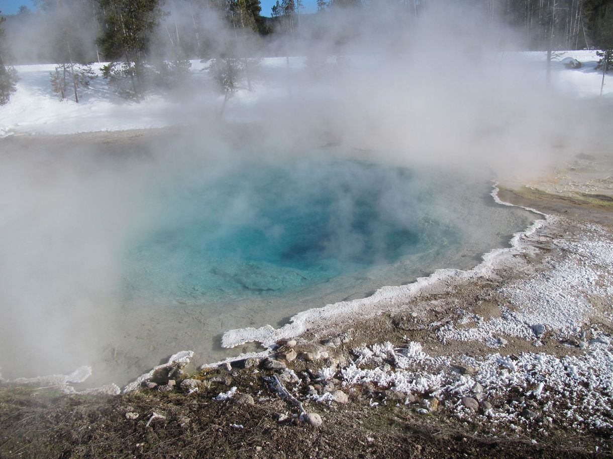 „Nagyon forró” – egy turista belenyúlt a 78 fokos forrásvízbe a Yellowstone-parkban