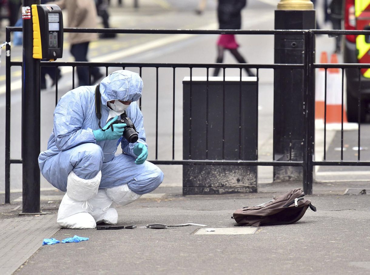 Elfogtak egy késes embert a londoni parlamentnél
