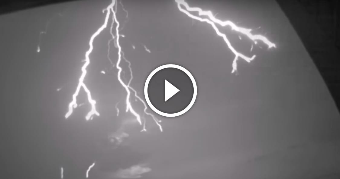 Ez valami gyönyörű és félelmetes: szuperlassított videó egy épületbe csapó villámról