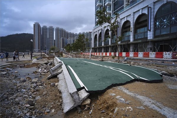 Toronyházat építő óriásdarut is ledöntött a tájfun Hongkongban - videó