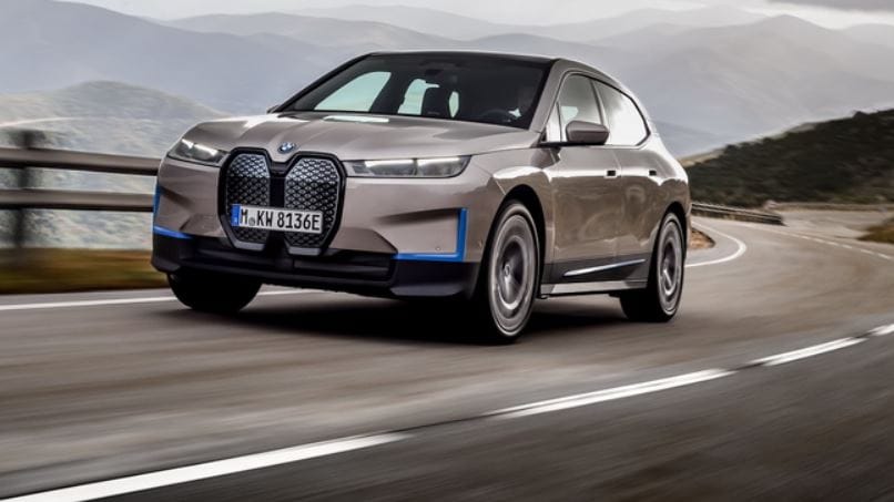 Gombnyomásra színt váltó autót mutat be a BMW