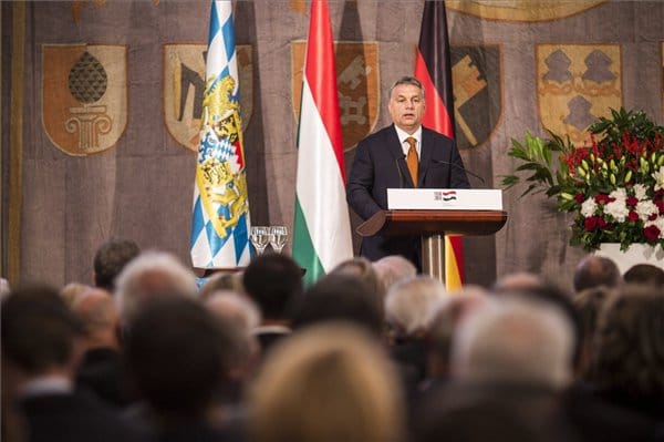 Kikeltek Orbán látogatása ellen a bajor parlamentben