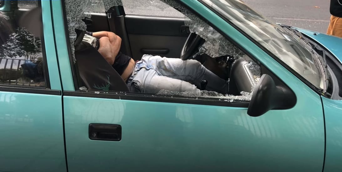 Meglepetés a VIII. kerületben: kibelezte a Suzukit, majd összehányta és elaludt benne