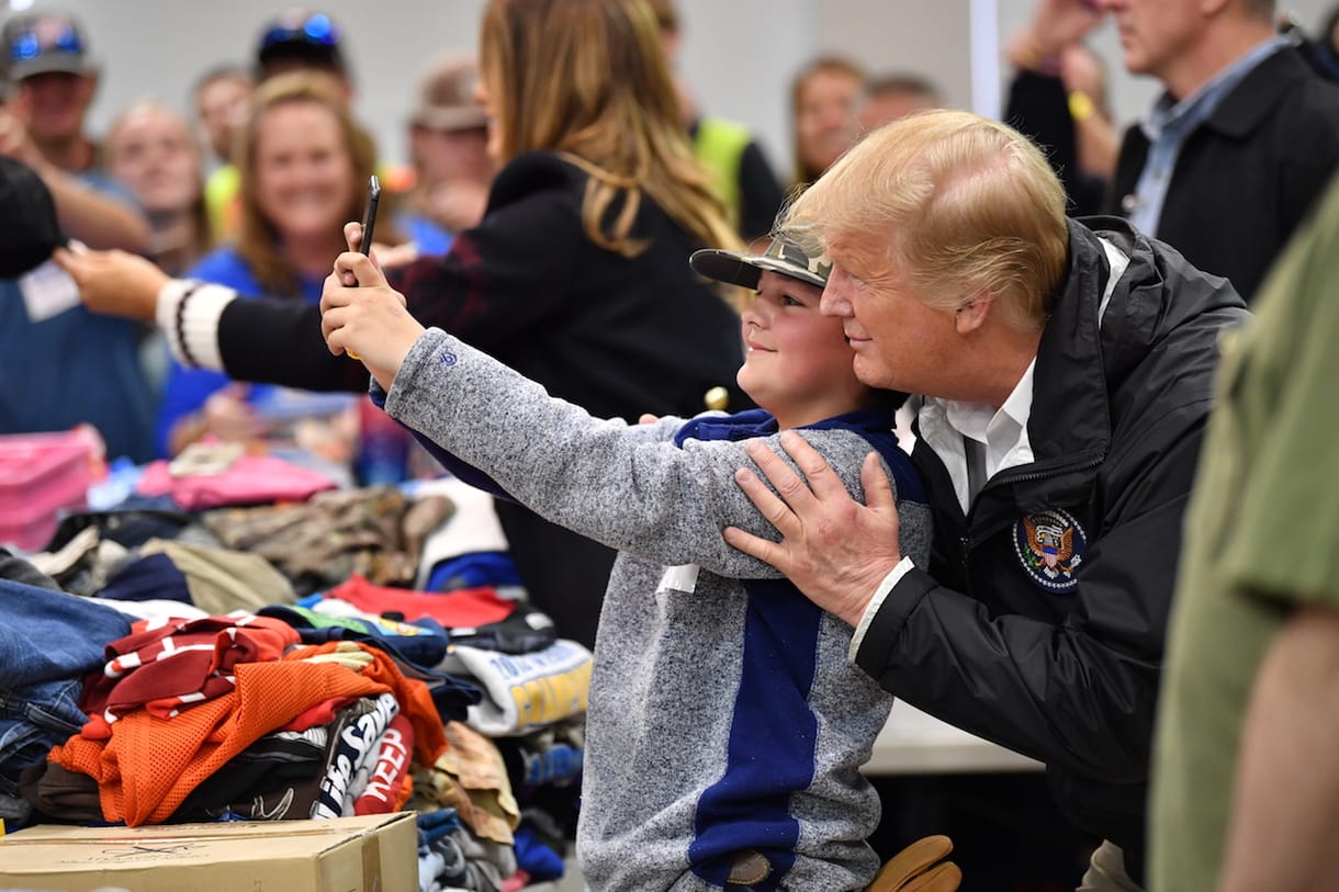 Donald Trump Bibliákat dedikált