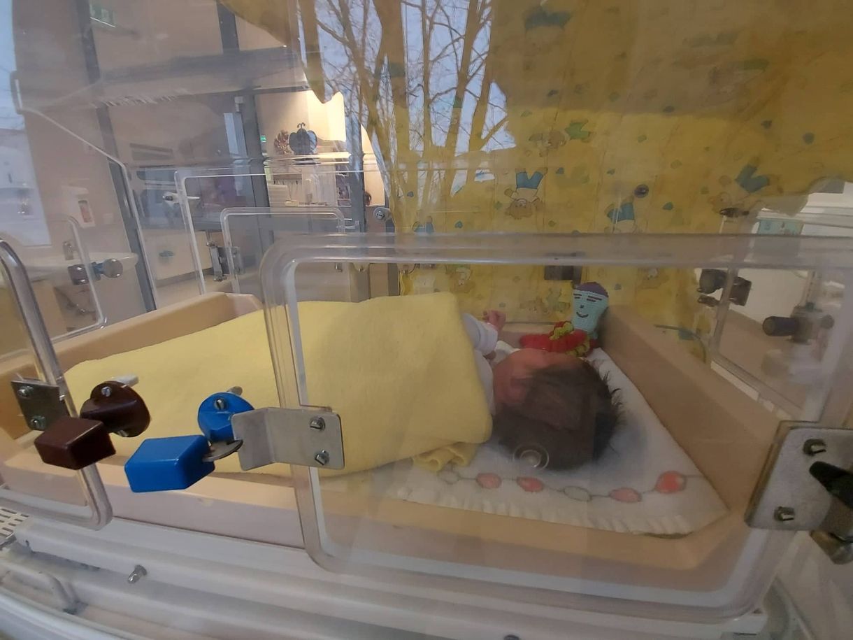 A rendőrség cáfolja az apa sztoriját a bokorban talált csecsemőről