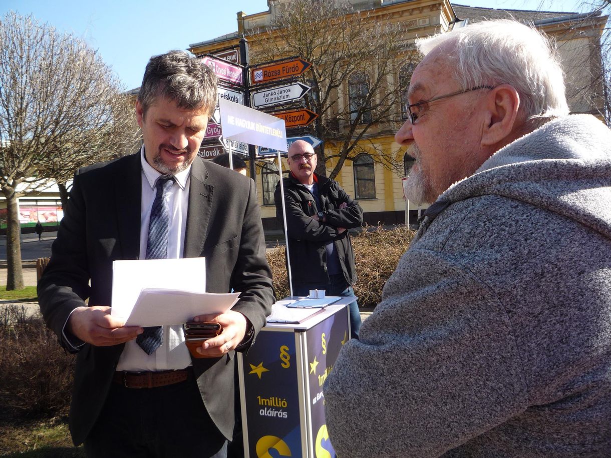 Félúton tart Hadházy Ákos aláírásgyűjtése