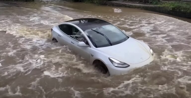Egy Tesla nem motorcsónak, még ha néhány sofőr ezt máshogy is gondolja