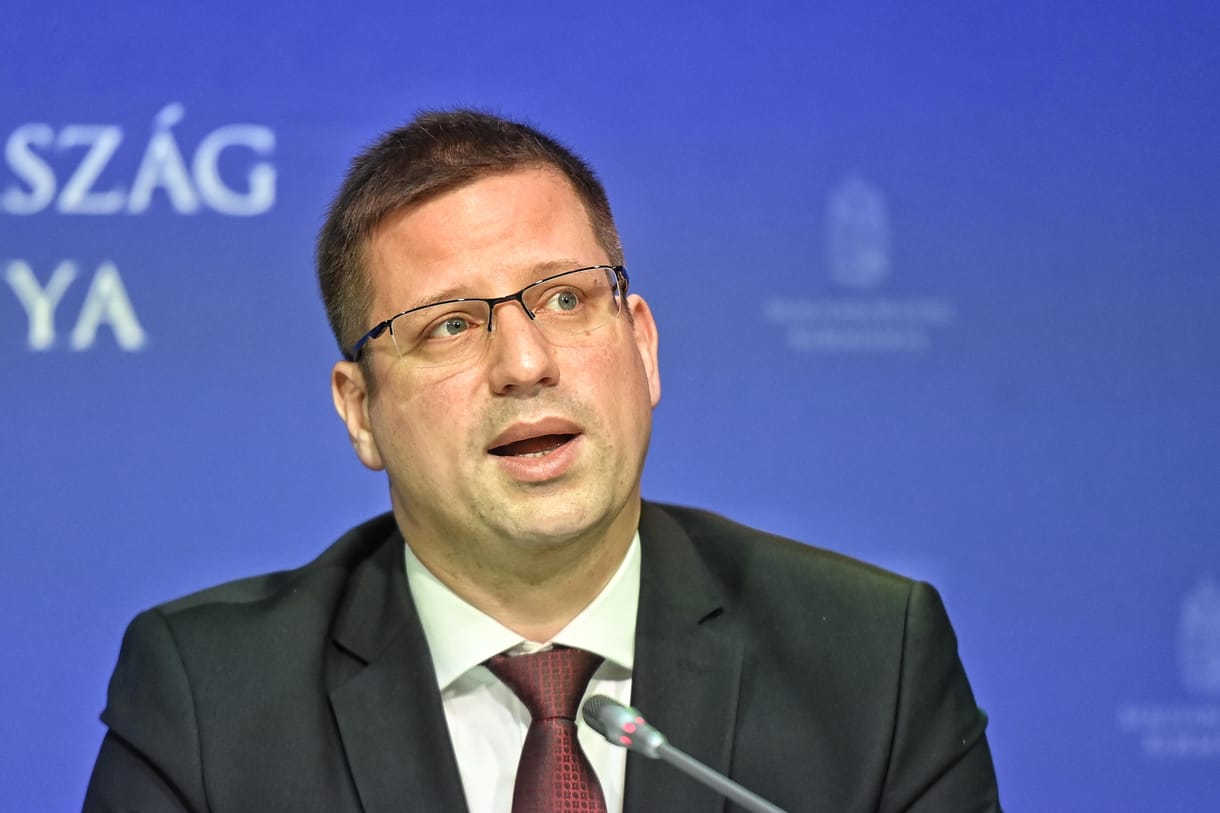 Beruházásokat halaszt el a kormány a magas hiány miatt – két hónap után először volt kormányinfó