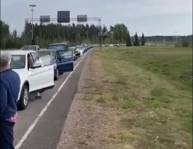 Óriási dugó alakult ki az orosz–finn határon, az oroszok tömegével hagyják el az országot
