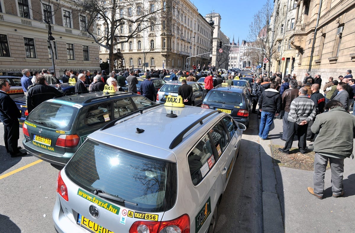 Taxisok tüntettek az Alkotmány utcában