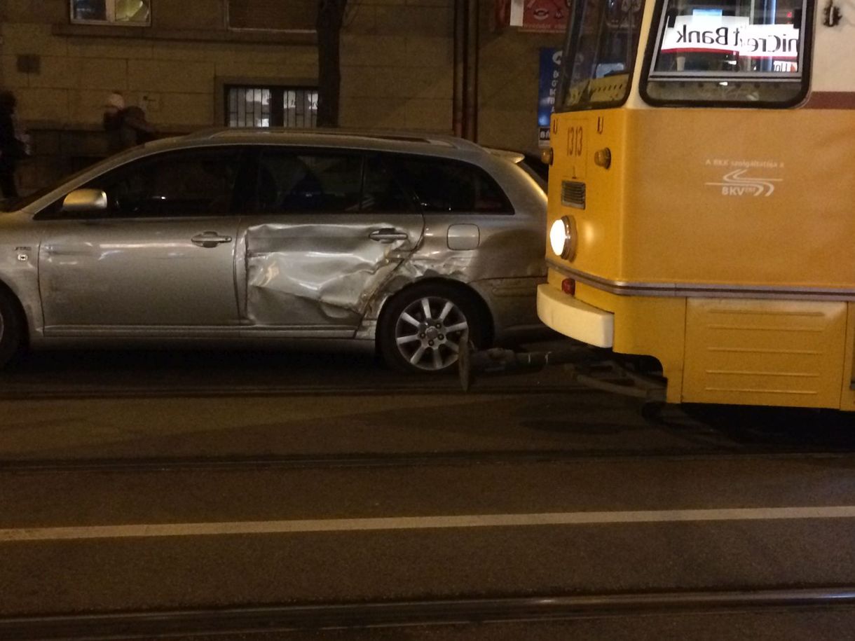 Fotó: Megtolt egy autót a 41-es villamos
