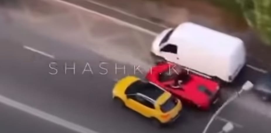 Videó: jobbról próbált előzni a 80 milliós McLaren, de nem számított a sávot váltó Kiára