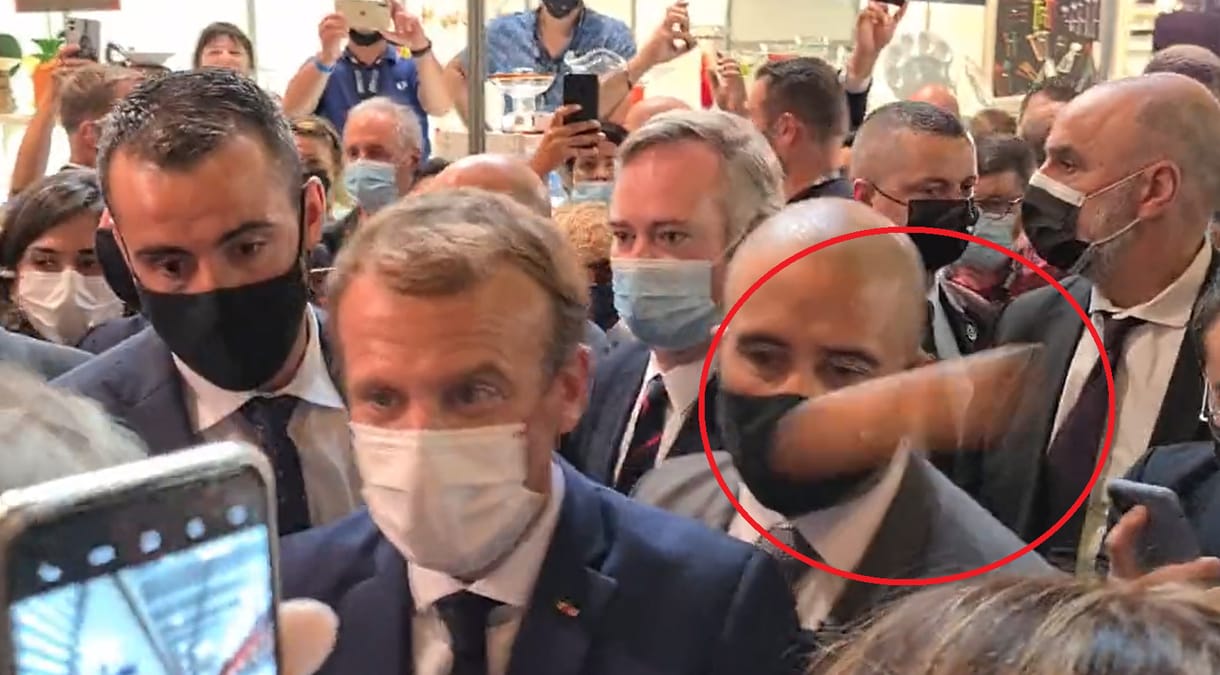 Tojással dobták meg Emmanuel Macront – videó