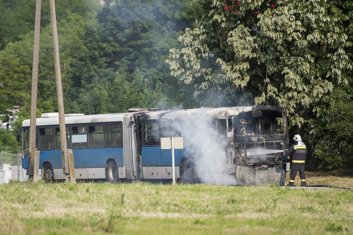 Fotók: Feketére égett egy utasokat szállító busz Pécsen