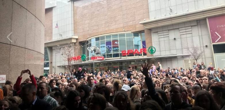„Többen rosszul lettek, a rendezvényt feloszlatták, sokan sírtak” – tinik lepték el a Mammutot
