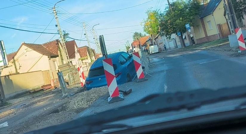 Érthetetlen módon ragadt egy építkezés közepén egy autó Székesfehérváron